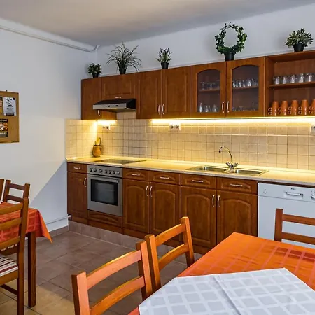 Babi - Babi Vendeghaz 3*